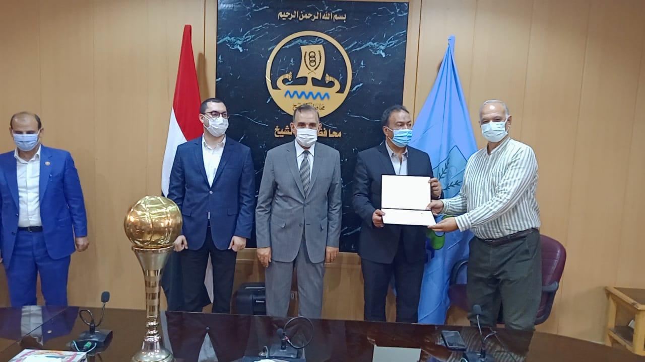 بالصور.. نور الدين يكرم الفريق الأول لكرة السلة لصعوده الدوري الممتاز
